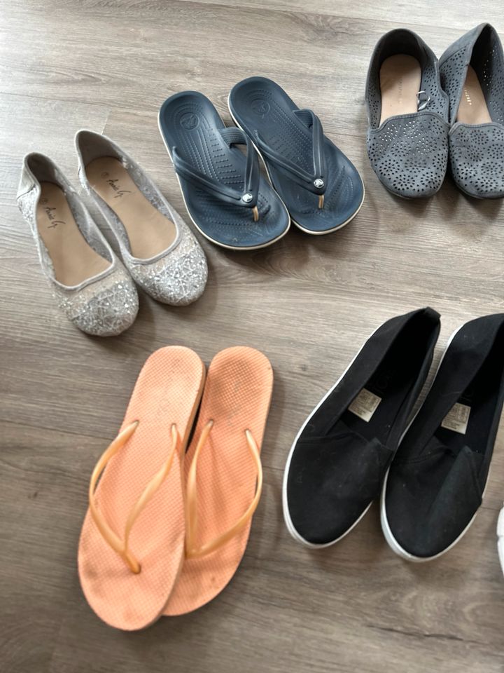 Sommer Schuhe , Crocs , Hilfiger uvm . Gr 39/40 je 3-12 Euro ❤️ in Nienburg (Weser)