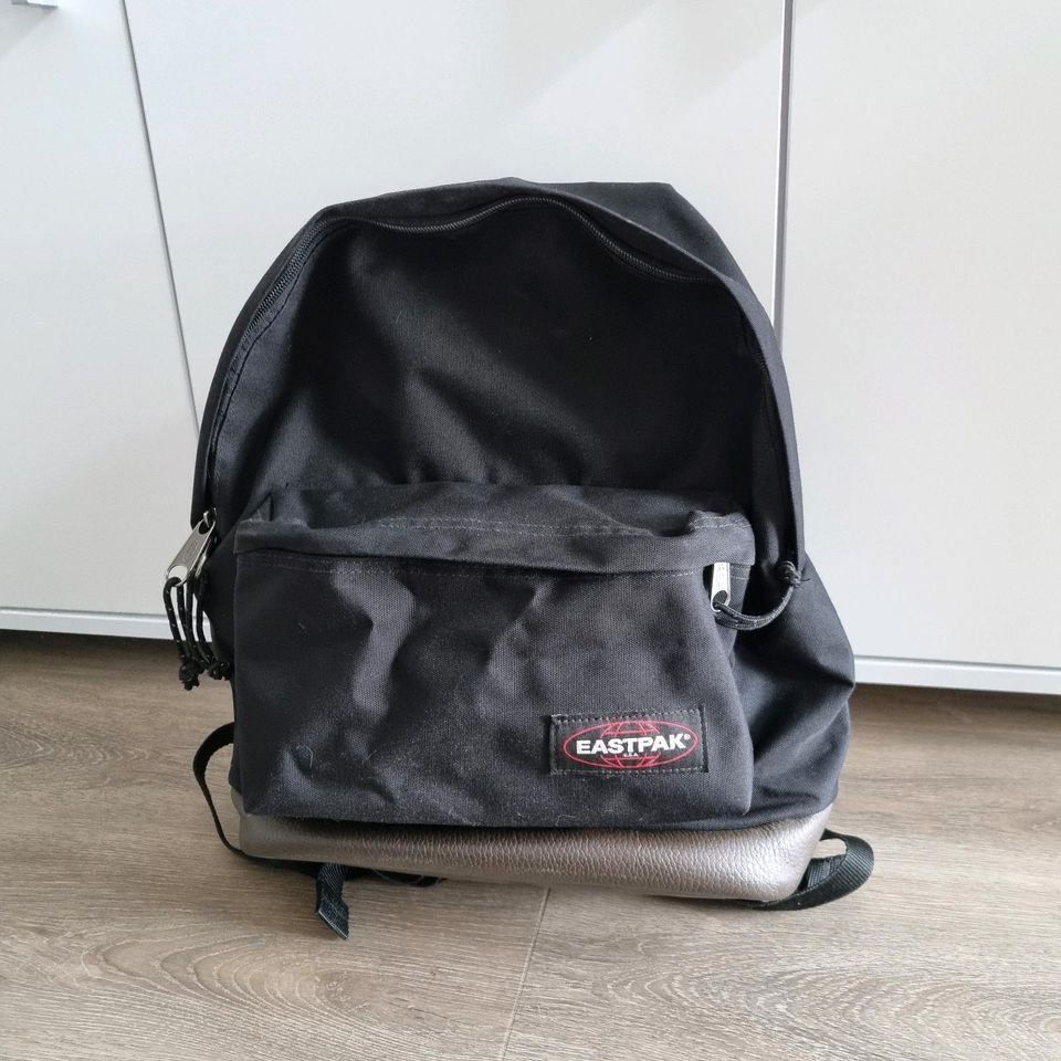 Eastpak Rucksack in schwarz mit Lederboden in Hohenhameln