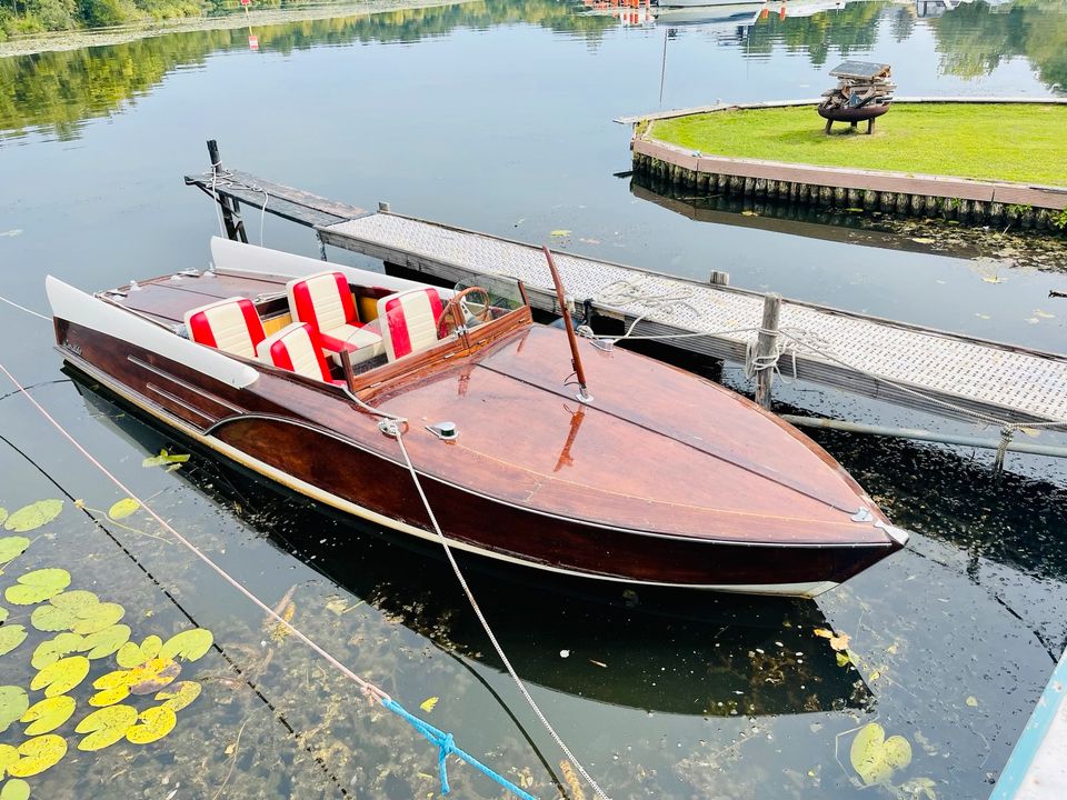 Motorboot Klassiker Holzboot DDR Boot in Berlin