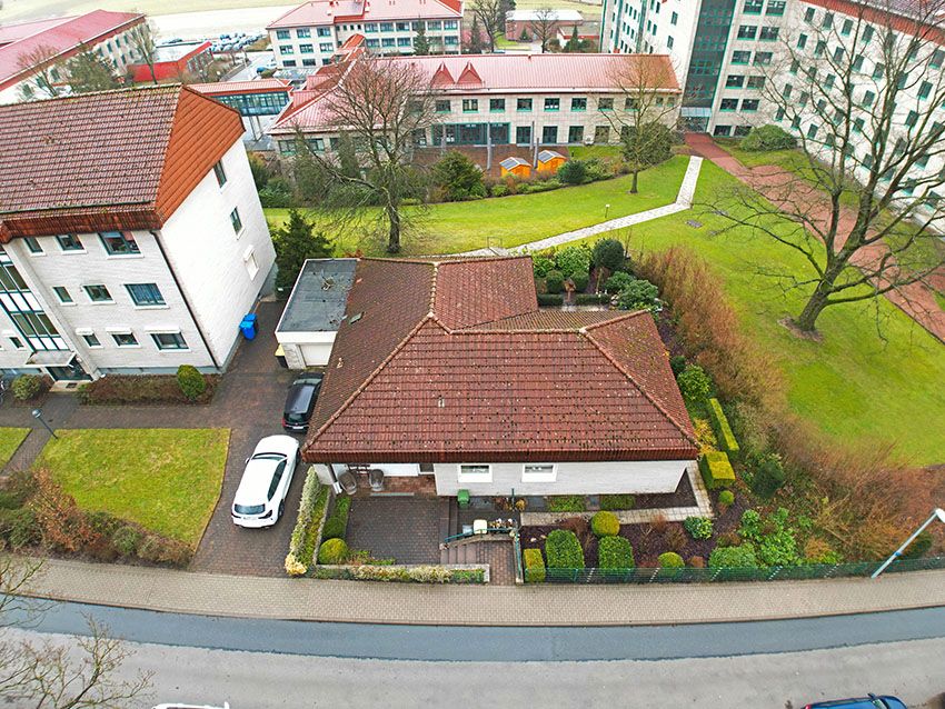 Gepflegtes Einfamilienhaus Walmdach-Bungalow am Stadtrand in Bad Driburg