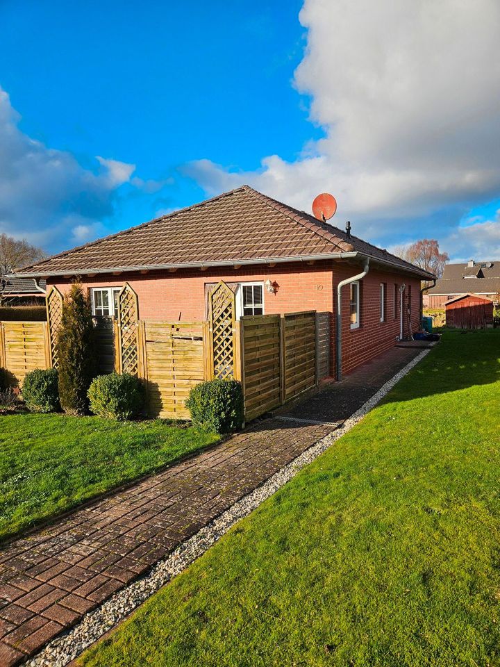 EBENERDIG UND BEQUEM, WALMDACHBUNGALOW MIT GEHOBENEM AMBIENTE, IN OSTSEENÄHE in Giekau