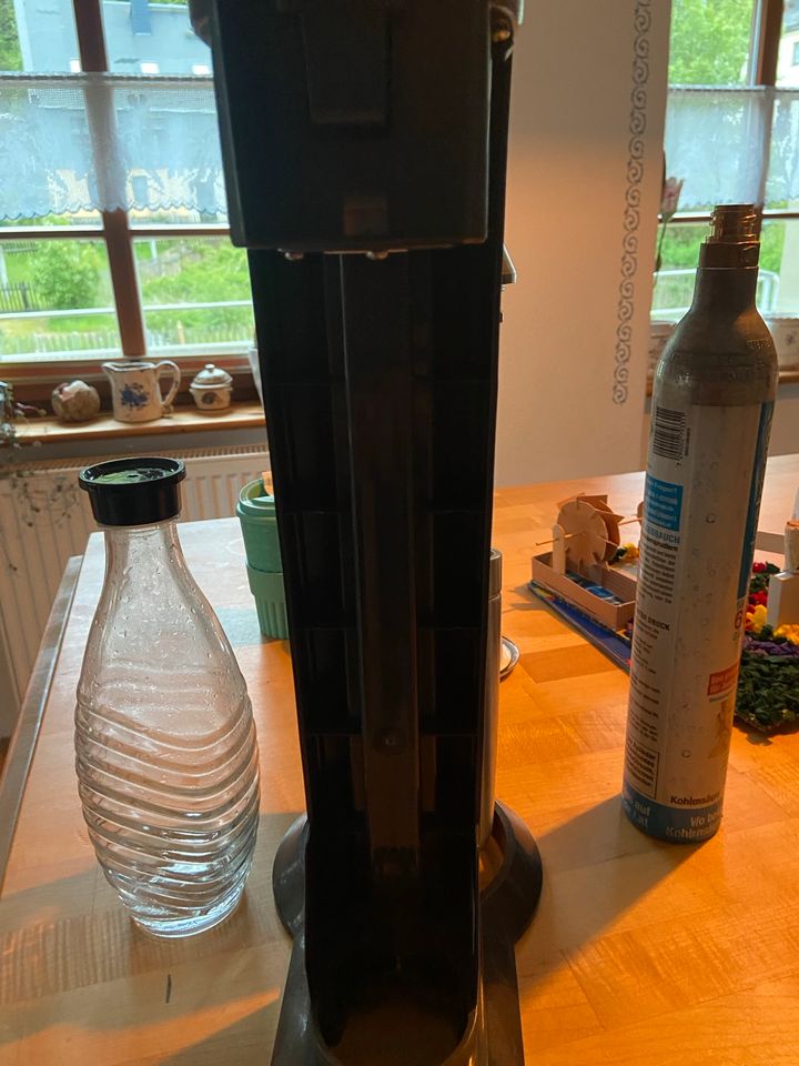 Sodastream mit zwei Glasflaschen und 2 CO2-Zylindern in Mildenau