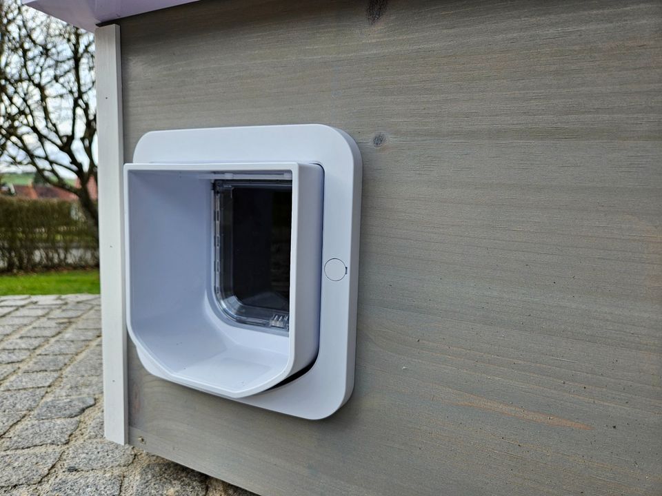 Katzenhaus mit elektronischer Klappe und Bodenheizung (neuwertig) in Glött