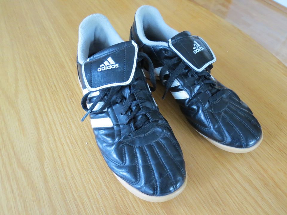 Herren-Hallenfußballschuhe Gr. 39 1/3 von Adidas in Olsberg