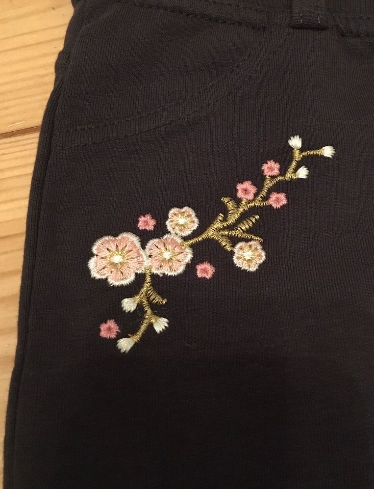 NEUe Hose Jeggings Leggings mit hübscher Blumen Blüten Stickerei in Falkensee