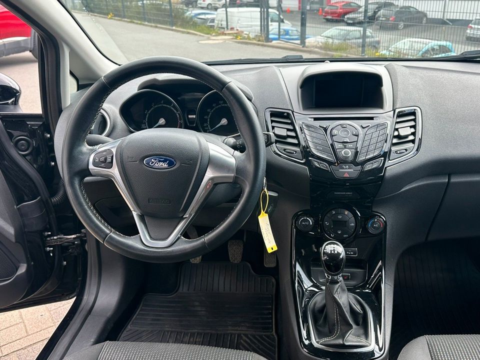 Ford Fiesta Titanium Sitzheizung Parkpilot vo hi Navi in Winterberg