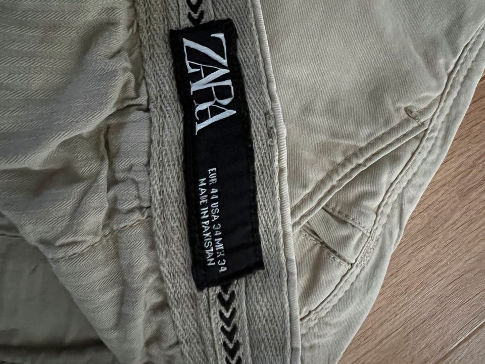 Zara Herrenhose beige Gr. 44 in Ratingen