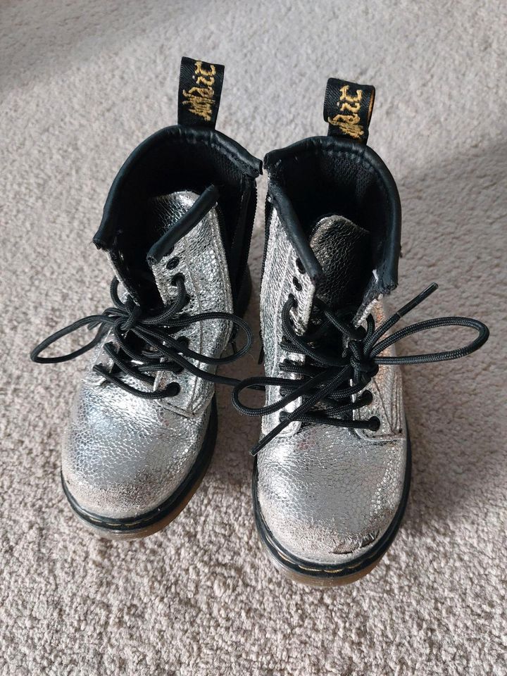 Dr. Martens Kinder silbern Gr.24 in Berlin