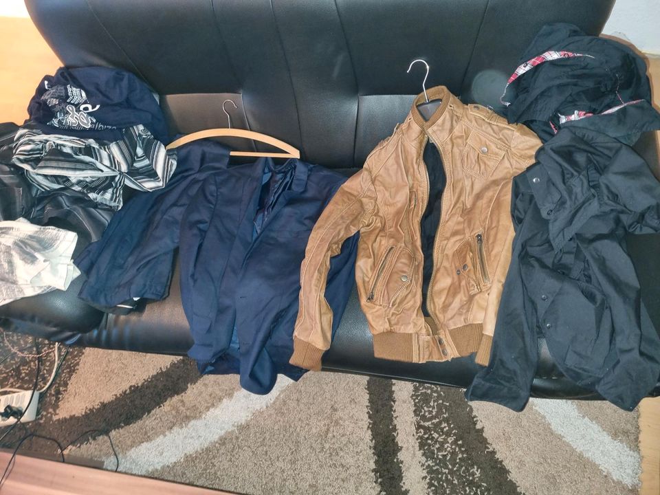 Haufen Kleidung 13 Säcke mit Jacken, Pullover, T-Shirts, Hosen... in Gütersloh