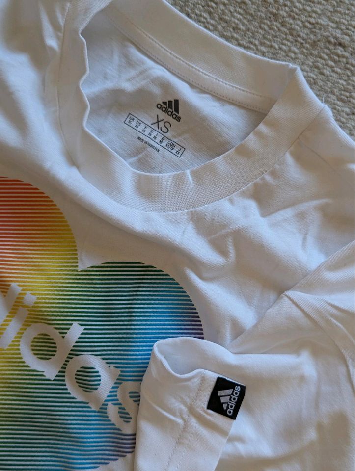 Shirt ADIDAS weiß Rainbow ,neu mit Etikett in Berlin