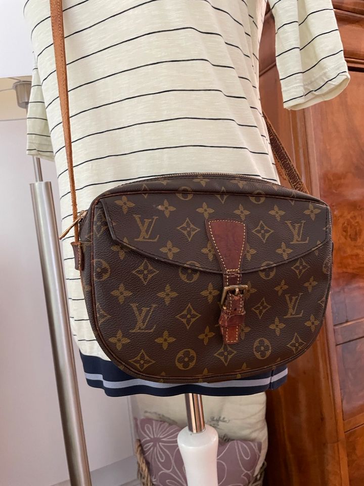 Sold at Auction: Louis Vuitton, LOUIS VUITTON, SCHULTERTASCHE JEUNE FILLE