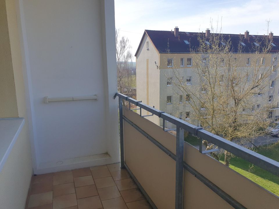 Schöne 3-Raum-Eigentumswohnung mit Balkon und Einbauküche in Hainichen