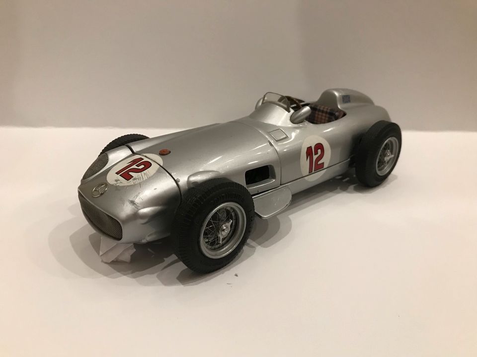 CMC Mercedes-Benz W196 #12 Stirling Moss 1:18 M-042 defektDiorama in Ochtendung