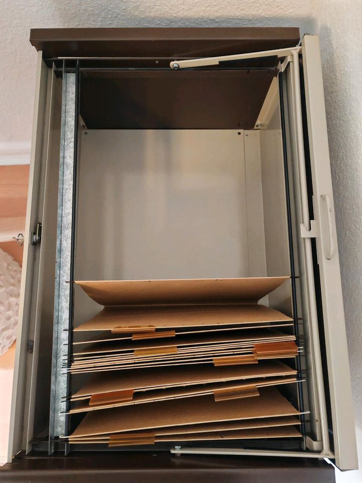 Retro Aktenschrank Fahrschrank abschließbar auf Rollen - 89€ in Petersberg