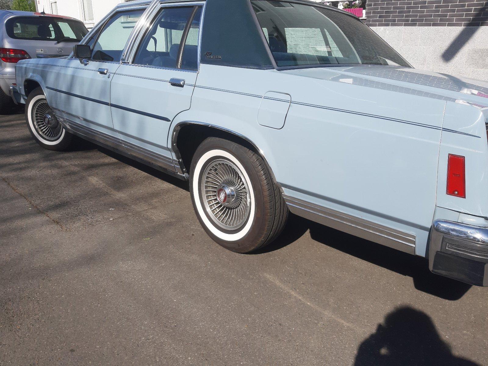 Abbildung des Autos Ford LTD Crown Victoria …