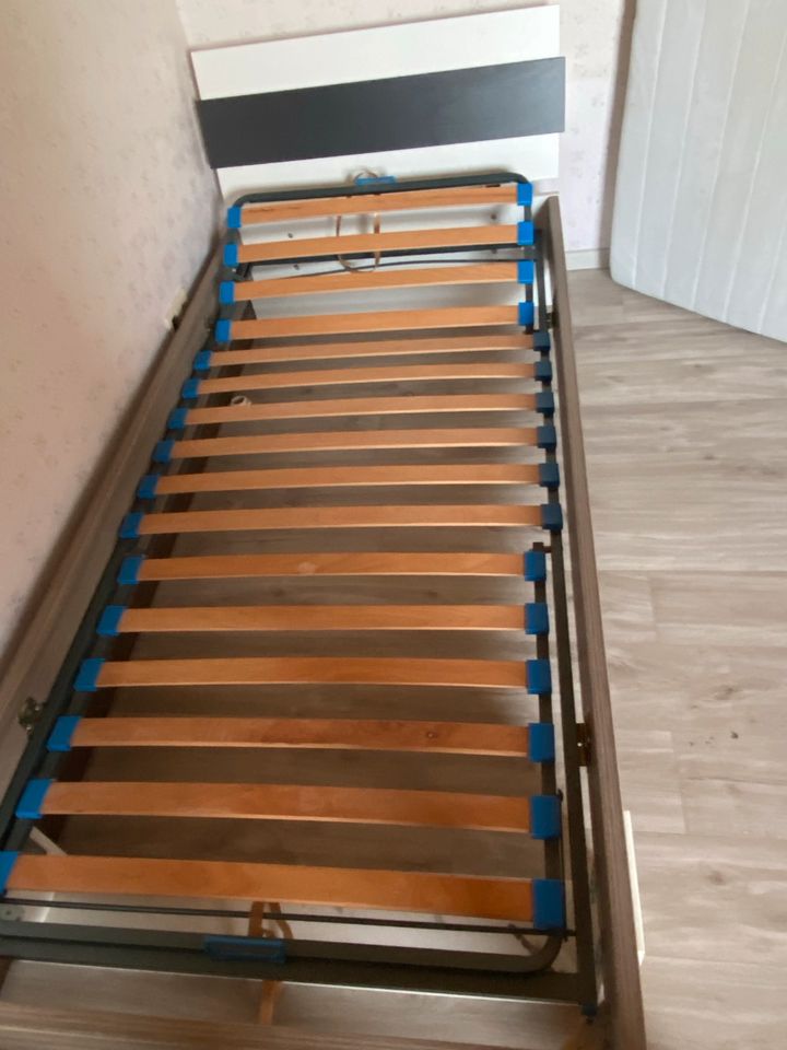 Jugend Bett 90x200 in Schieder-Schwalenberg