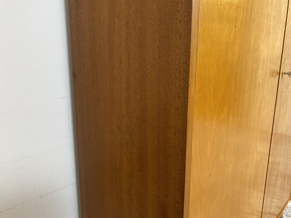 WMK Hübscher und geräumiger Mid-Century Wäscheschrank mit konischen Beinen und bicolorer Furnirung # Schrank Kleiderschrank Dielenschrank Schuhschrank Highboard Dresser 50er 60er - Lieferung möglich in Berlin