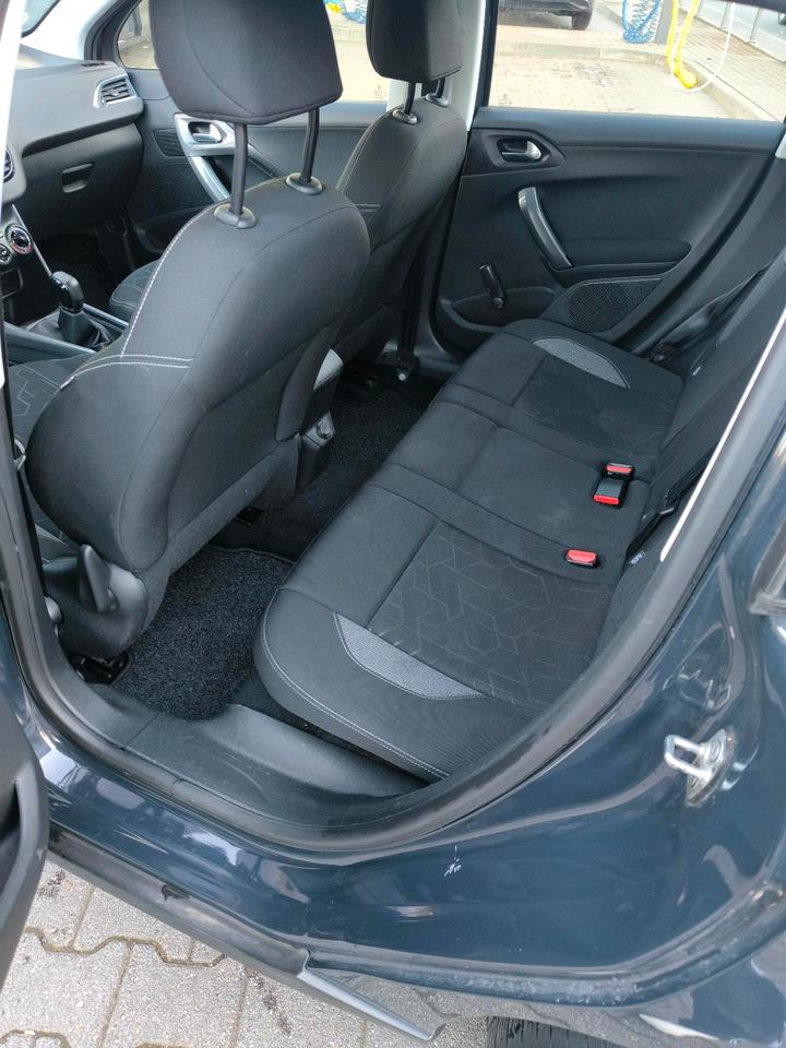 Peugeot 2008 Baujahr 2018 Top Zustand Scheckheft gepflegt in Dortmund