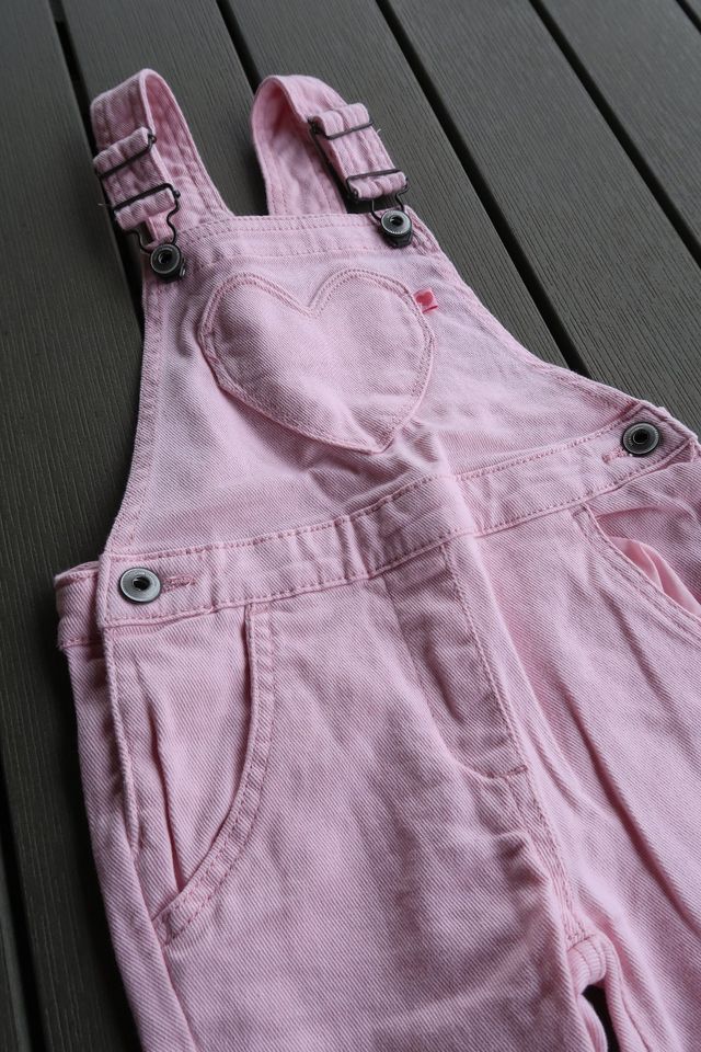 Tiny Denim Love Jeans Latzhose rosa in Gr. 110 in Bad Pyrmont
