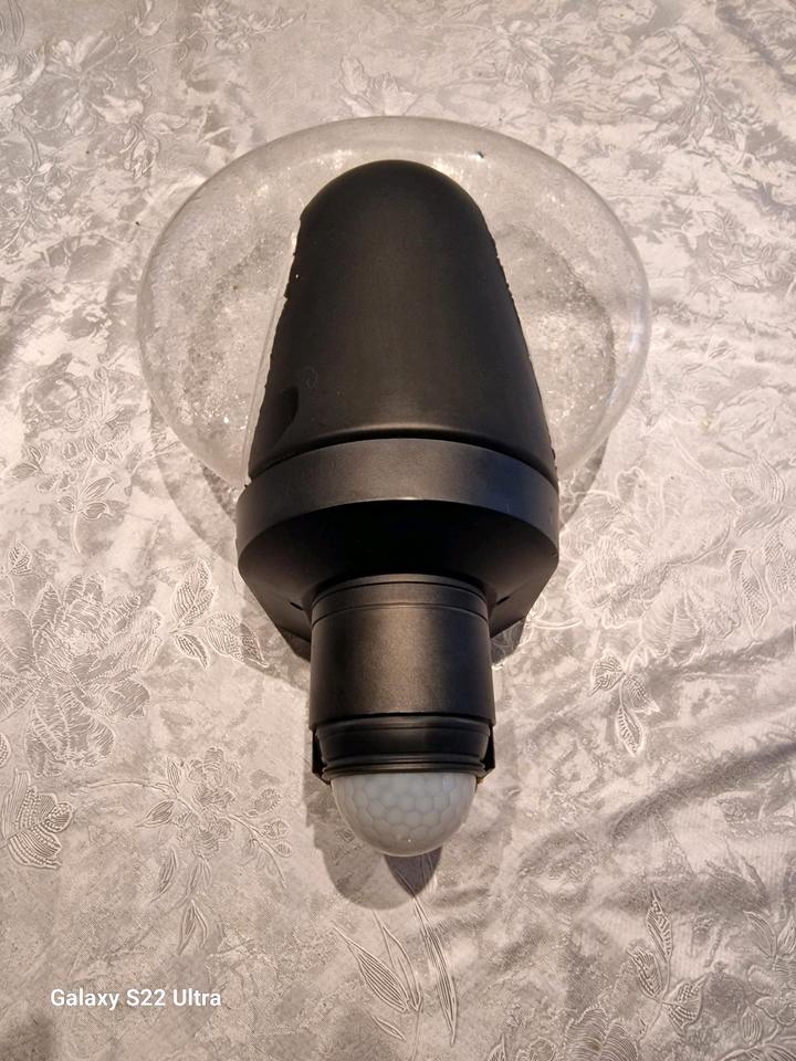 Leuchte mit Bewegungsmelder Aussenlampe Lampe Strom kein Solar in Zühlsdorf