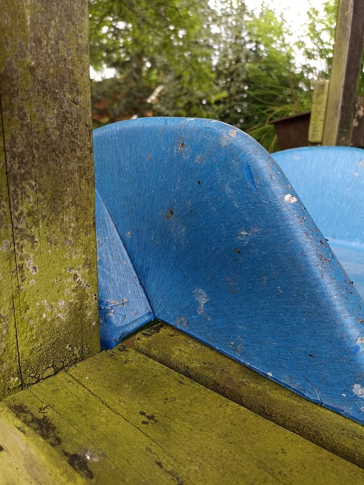 Spielhäuschen mit Rutsche, Wippe und Turnstange in Bersenbrück