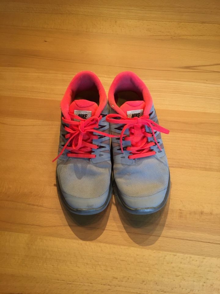 NIKE Free 5.0 - Schuhe / Sportschuhe / Sneaker - Gr. 40 - grau - in Nienstädt