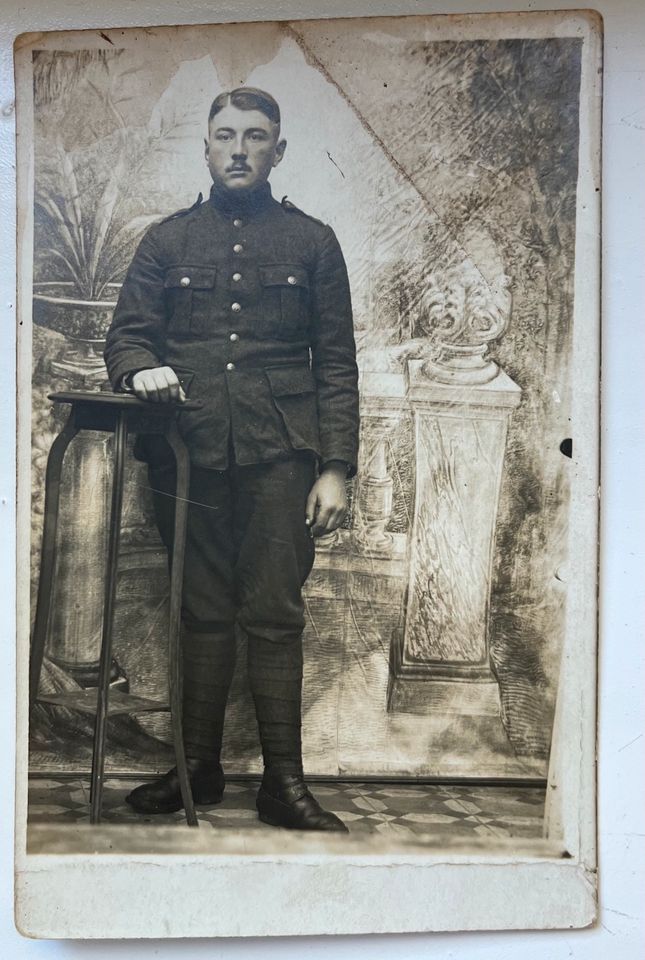 Postkarte eines französischen Soldaten in Uniform in Berlin