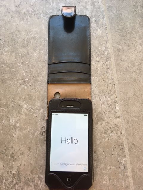 gebrauchtes iPhone 4 mit Lederflipcase und Ladekabel in Thalmassing