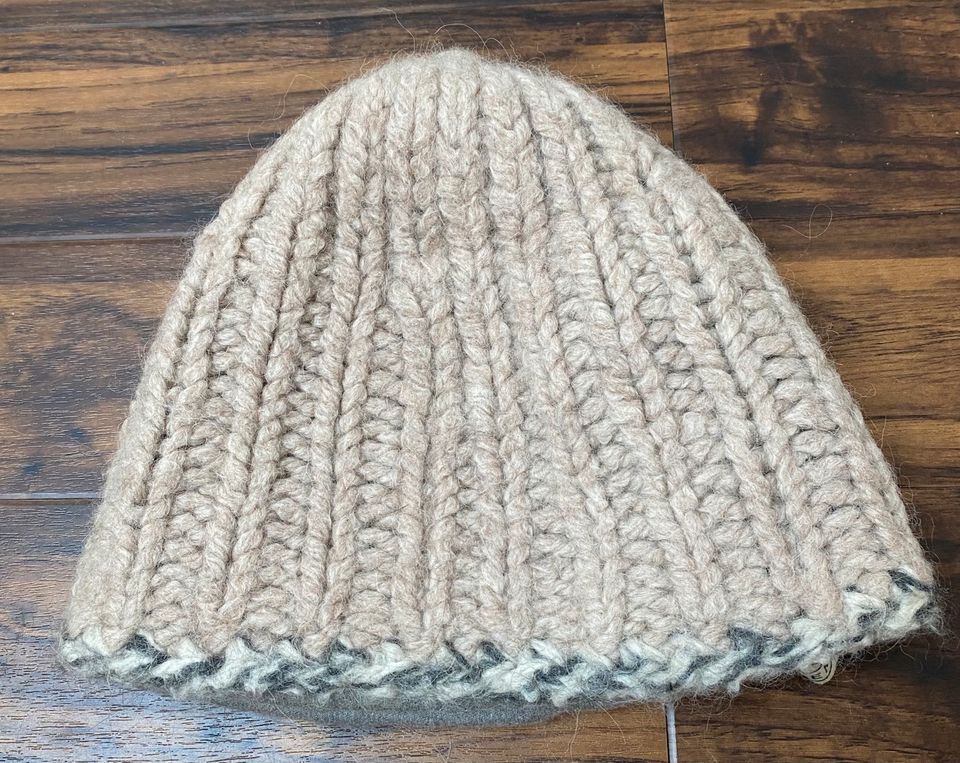 Frauenschuh Mütze gestrickt beige Strickmütze Beanie grau Top in Holm