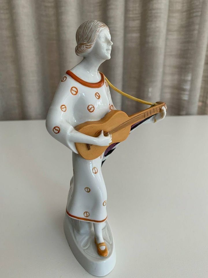 Fraureuth Kunstabteilung Porzellanfigur Gitarrenspielerin in Konstanz
