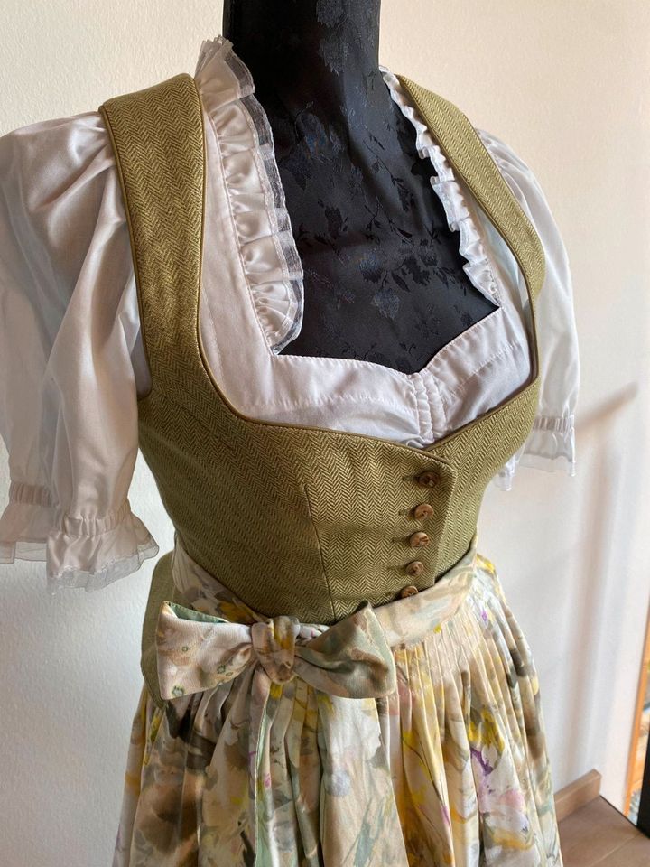 Dirndl der Firmer Trachten Greif in München