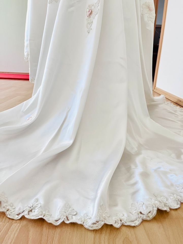 Brautkleid weiß mit Schleppe in Bünde