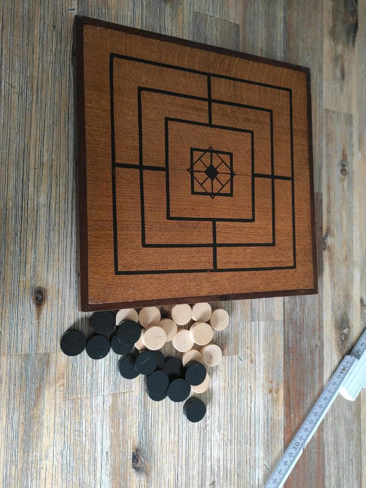 Schachbrett Holz mit Figuren plus Mühle Spiel mit Steinen in Giesen