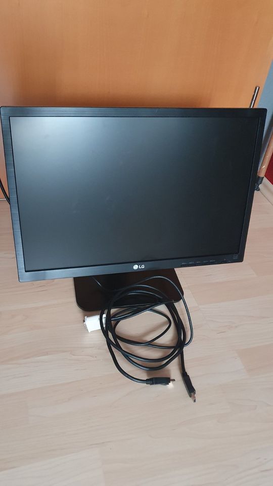 LG Flatron 22Zoll TFT-Monitor höhenverstellbar/drehbar DVI/DP/VGA in Bingen