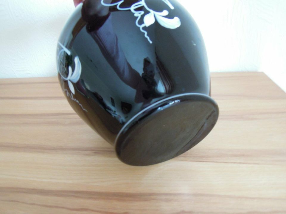 Ältere Vase schwarz/weiß, Weinblättermotiv in Neumünster