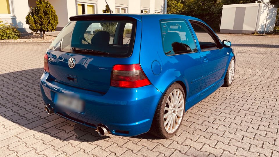 VW Golf 4 R32, Modell 2003, deepblue-perleffekt in Römerberg