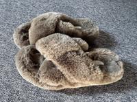 Flauschige H&M Fellpantoffel in taupe beige Größe 40 neu Bayern - Ettringen Vorschau