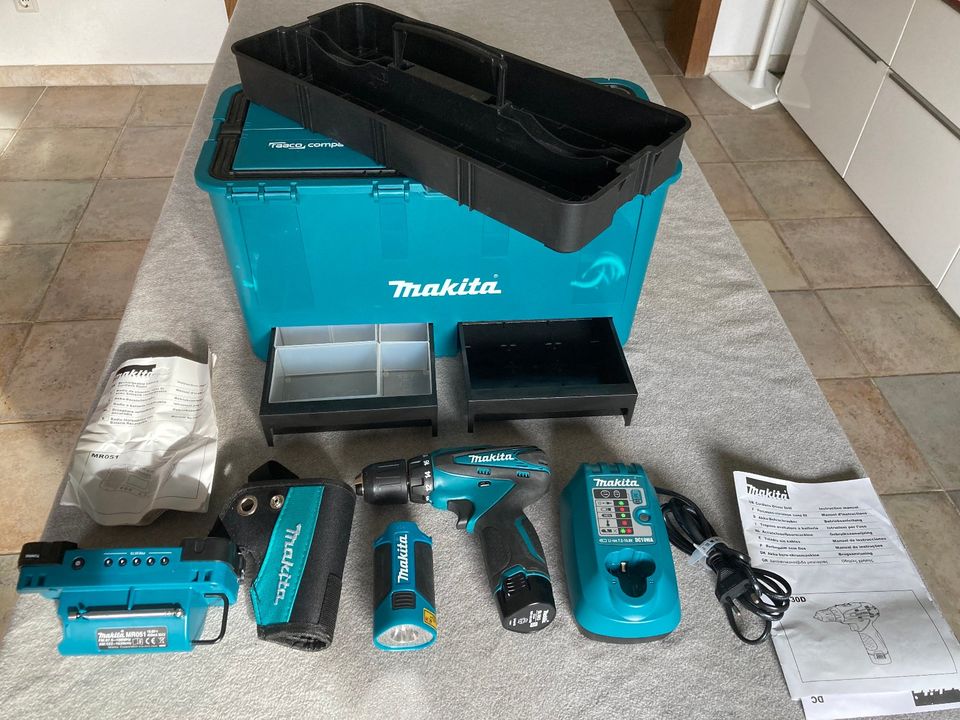 Makita Set (Akkuschrauber, Radio, Lampe, Akku 10.8V, Ladegerät) in Isernhagen