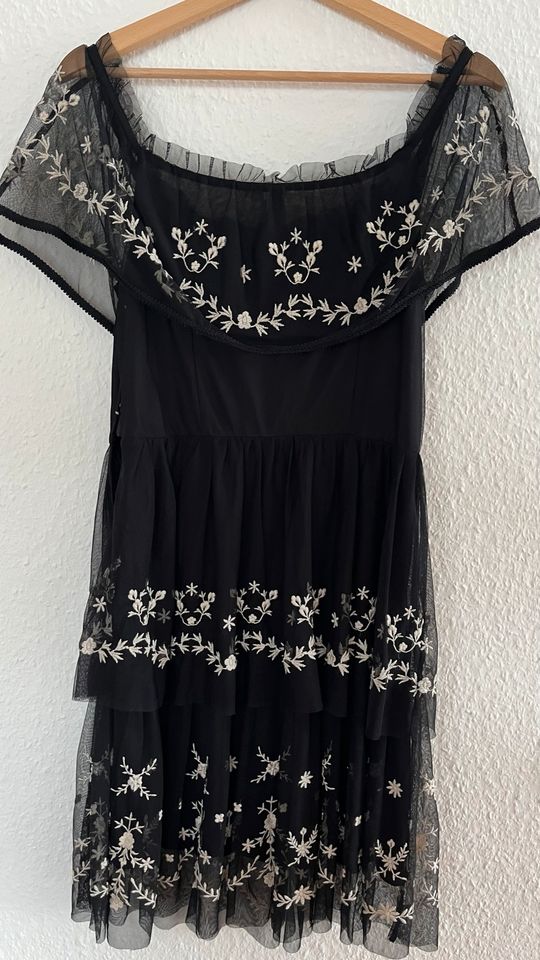 Kleid schwarz schulterfrei M Stickerei in Oberlungwitz