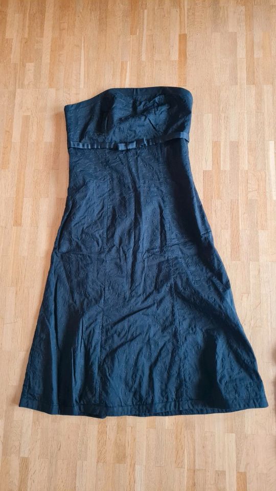 Schwarzes MIDI Kleid schulterfrei schwarz 36 in Frankfurt am Main