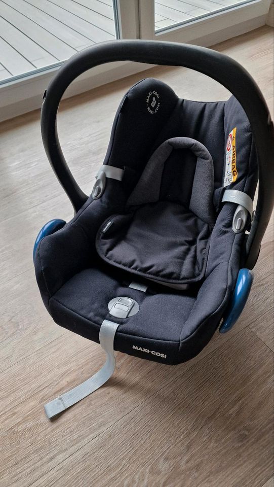 Maxi Cosi Isofix Station mit Babyschale Maxi Cosi CabrioFix in Lübstorf