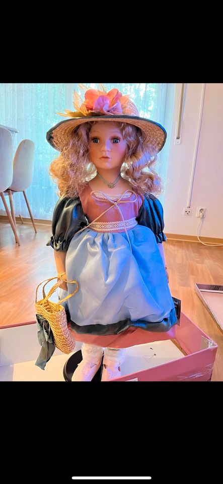 Adelie Creation Paris Porzellanpuppe in Neckarsulm