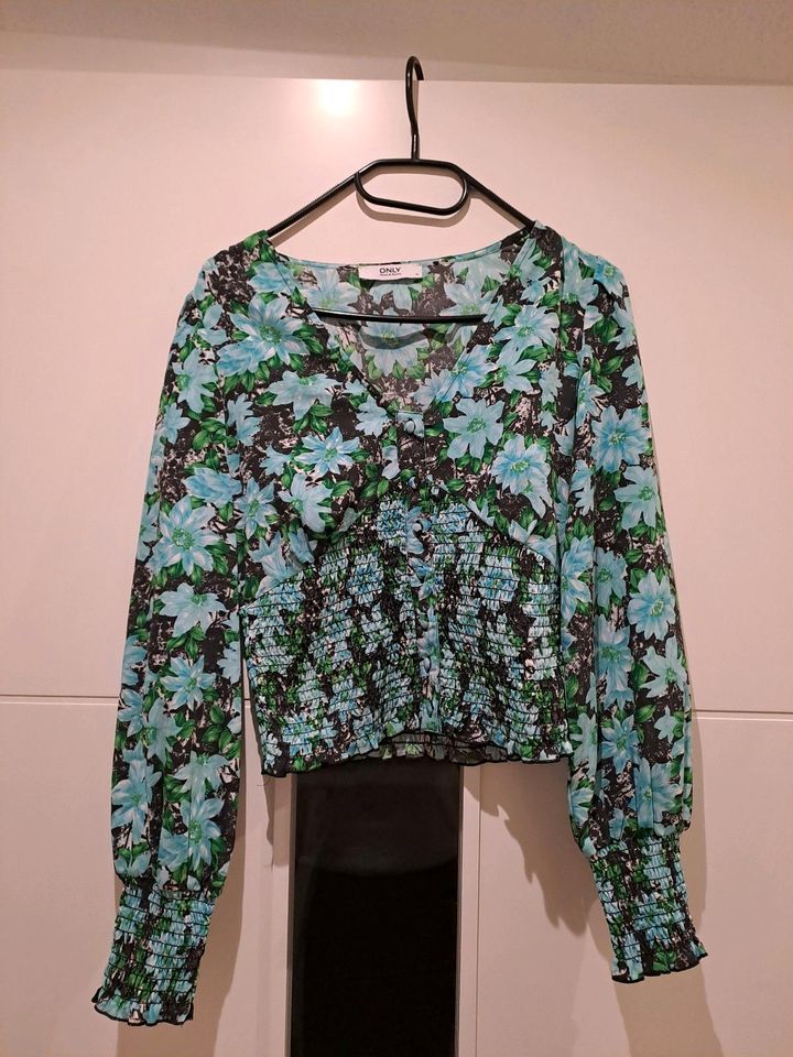 Bluse tailliert mit Blumenmuster in Leipzig