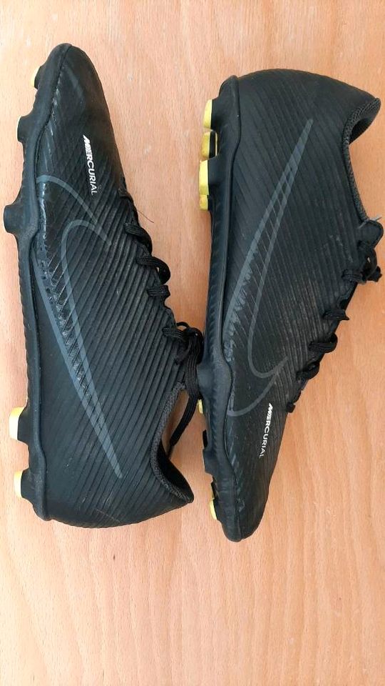 Nike Fussballstollenschuhe 41 in Bürgstadt