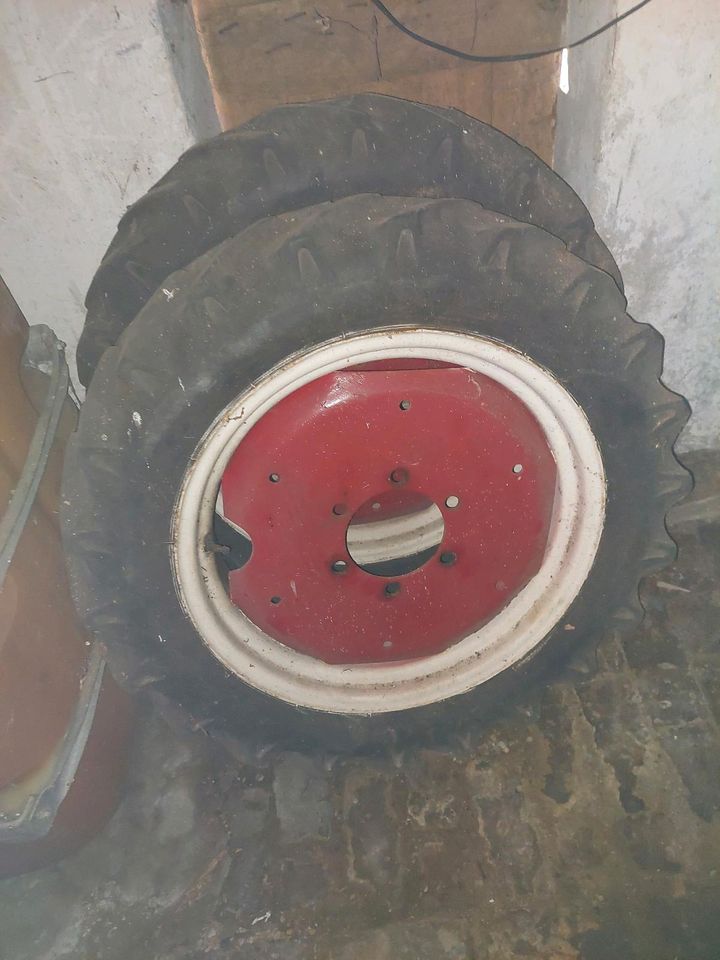 Zwei Reifen mit Felgen in Peheim