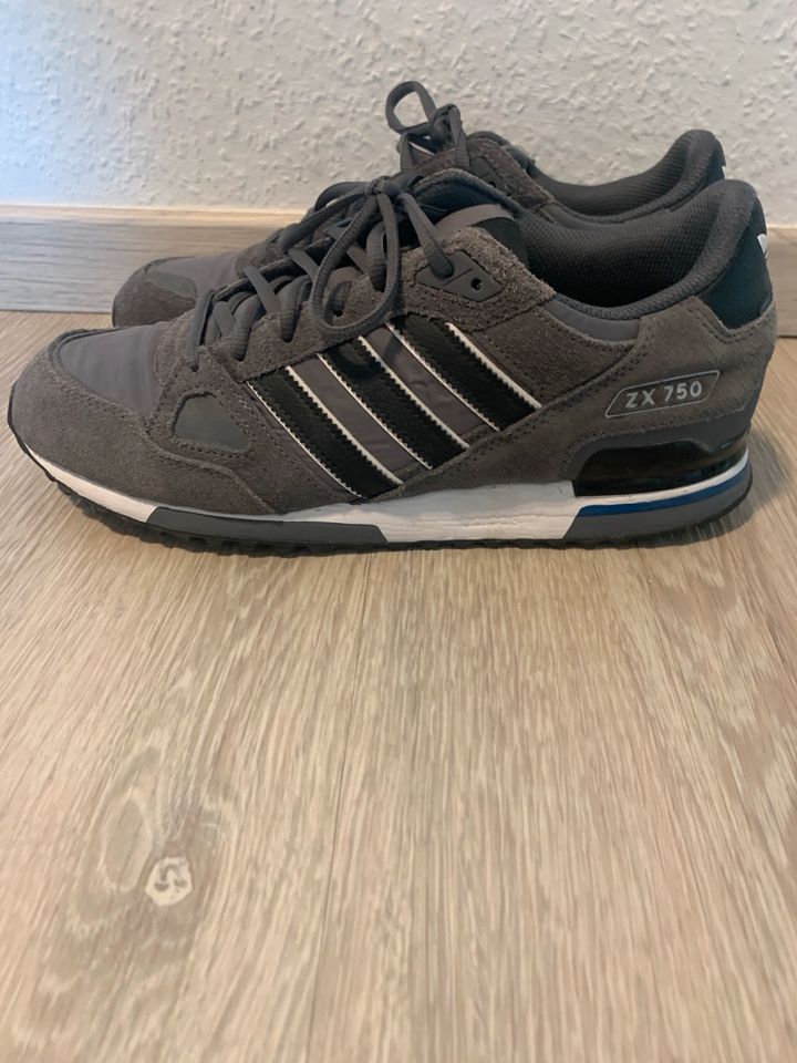 Adidas Herren Schuhe in Bad Nauheim