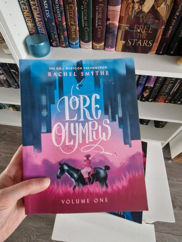 Lore Olympus Volume 1 & 2 englische Softcover in Hilden