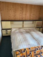 Schlafzimmer Holz gelackt (Kleiderschrank und Bettkonsole) Niedersachsen - Walkenried Vorschau