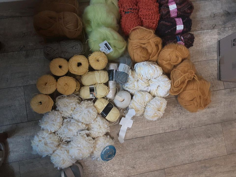 Wolle Wollpaket Konvolut XXL 2,3 Kilo inkl.Versand in Raisdorf