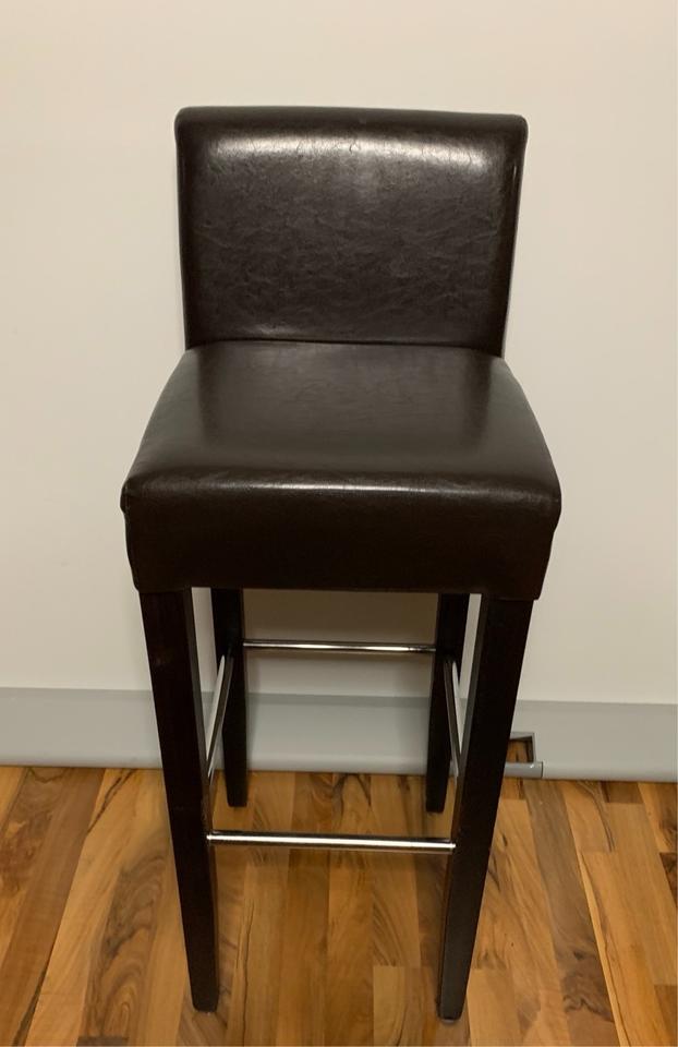 2 Barhocker aus Holz  gebraucht 1 Hocker gratis Neupreis 140€ in Bietigheim-Bissingen